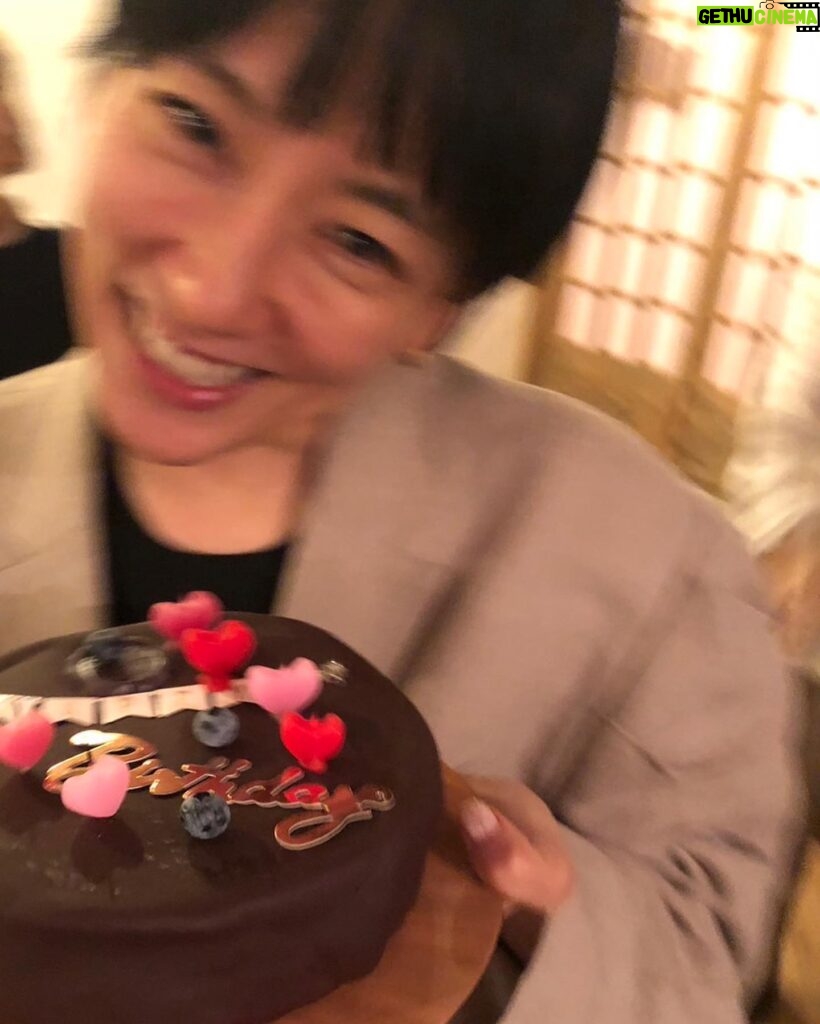 Asami Mizukawa Instagram - 7月24日に40歳になりました🌻
「お誕生日おめでとう」と言ってもらえる一年に一度の嬉しい日。
本当にしみじみと感謝の気持ちが湧き上がります。
ありがとう。

身体も心もイキイキと健やかに健康第一でこれからもやらせてもらいます〜🤸‍♀️✴︎⭐︎⬡
40歳からのわたくしも何卒よろしくお願い申し上げまする🤲🏻

お祝いしてもらった沢山の嬉し嬉しを記録。