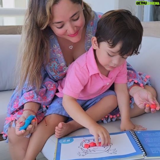 Sherlyn Instagram - Para estas vacaciones de verano estoy usando el libro didáctico “Aventuras Moldeables”, que @playdohmx en colaboración con la terapeuta experta en neurodesarrollo @judithamon crearon para que los pequeños estimulen y potencien distintas habilidades cognitivas como: la atención, memoria, motricidad fina, lenguaje, la estructuración de ideas, estimulación sensorial táctil,
imaginación narrativa, entre otros aprendizajes clave para su desarrollo. A través de nueve cuentos con los que podrán crear distintos personajes y escenarios con las masitas y playsets de Play-Doh. Así como distintas actividades que te permitirán desarrollar el aprendizaje de nuestros  pequeños.
Es una perfecta alternativa para estas vacaciones ya que no solo es una actividad para entretener a los más pequeños, sino también permite que aprendan mientras se divierten. Es muy fácil de hacer en casa, lo descargas, lo imprimes, lo puedes engargolar y comienza toda la diversión incluso puedes hacerlo sobre hojas recicladas.
#aprendeconplaydoh