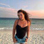 Sofie Dossi Instagram - easy breezy🌴