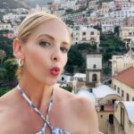 Sarah Michelle Gellar Instagram - Kisses from #Positano and the balcony of our newest location. Again thank you to @gildakoralflora for introducing me to @elitevillas.it  I am overwhelmed by the beauty of this house and it’s perfect location (and my kids are thrilled to have their own bedrooms) I truly feel like I’m living #ladolcevita