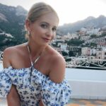 Sarah Michelle Gellar Instagram - Kisses from #Positano and the balcony of our newest location. Again thank you to @gildakoralflora for introducing me to @elitevillas.it  I am overwhelmed by the beauty of this house and it’s perfect location (and my kids are thrilled to have their own bedrooms) I truly feel like I’m living #ladolcevita
