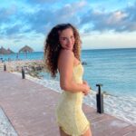 Sofie Dossi Instagram - having an ARU-blast 🚀😝🤪🥰💃💃