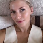 Lena Gercke Instagram - Anzeige| New skincare morning routine 💙 Liebe das neue Hyalu B5 Augenserum von @larocheposay 💦#skincare #larocheposayskincare #antiage