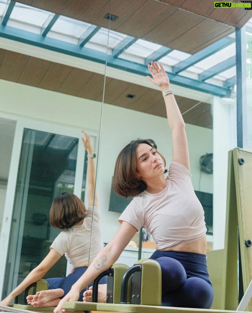 Jennylyn Mercado Instagram - Let’s get moving 🤸
#pilates #stretching @lotusactivewear