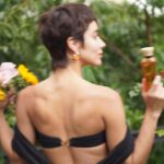 Esmeralda Pimentel Instagram - NO HAY NOCHE SIN ESTRELLAS
NI VERANO SIN VERBENA. 

@adolfodominguezofficial 
#AdolfoDominguezPerfumes
#VerbenaNuevaEdicionLimitada 
🧡💐🌻🍃☀️

(Aplausos a mi madre que ayer descubrió que tiene alto talento pa’ tomar foticos. He aquí las que no quedaron fuera de foco 😂🤭🫶🏼)

📸: @murguiaesmeralda
