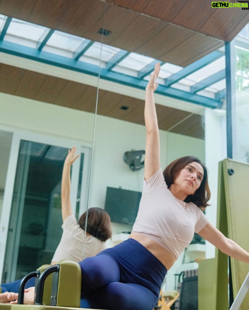 Jennylyn Mercado Instagram - Let’s get moving 🤸
#pilates #stretching @lotusactivewear