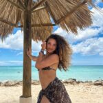 Sofie Dossi Instagram - I wanna stay here in paradise🥰