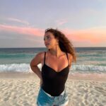 Sofie Dossi Instagram - easy breezy🌴