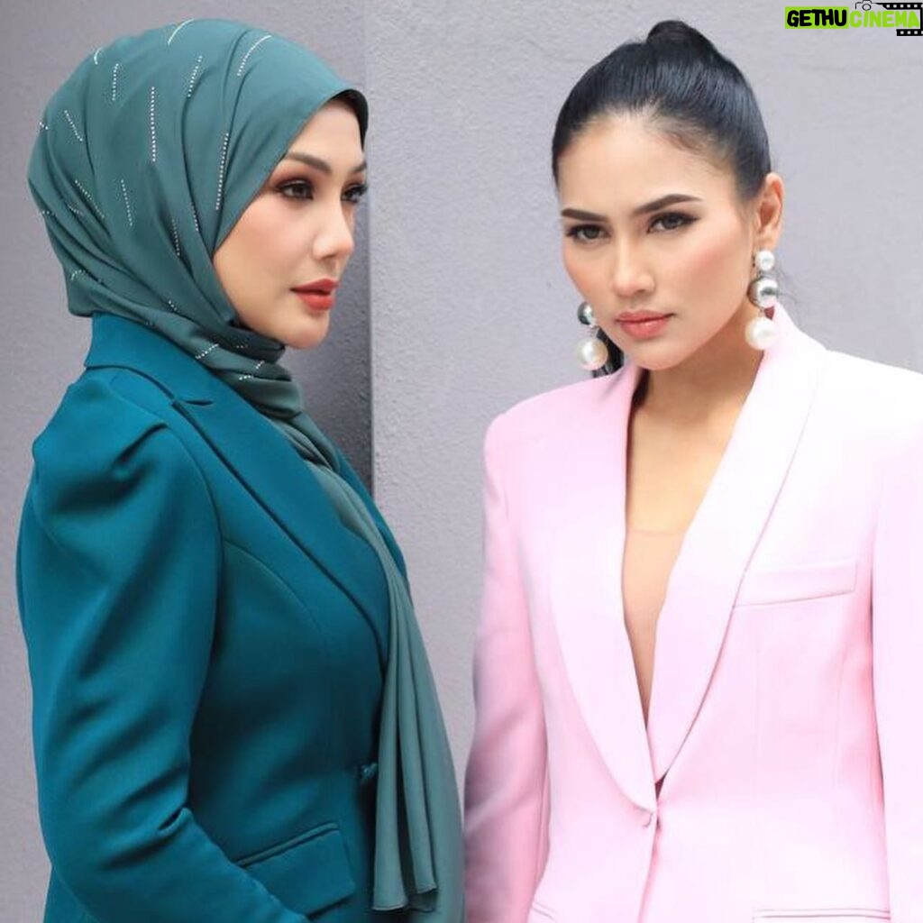 Erra Fazira Instagram - Pertama kali berjumpa dgn adinda @fashasandha  dlm satu sessi photoshoot.. terdetik dalam hati.. Cantiknyaaaaa adik ni.. bole jadi pelakun ni!😍 
.
Tup tup masa berlalu.. .
Skrg FASHA SANDHA merupakan pelakun yg dsegani , dhormati dan dicontohi dalam industri seni tanahair 😍 Awak telah membuktikan.. Keberadaan awak dlm industri bukan sekadar bersandar pada rupa paras tetapi… harus punya bakat, harus kerja keras,  harus ada disiplin, harus punya sifat menyenangkan, harus sentiasa humble  utk kekal relevant hingga berdekad lama!! .
Syabas adikku! .
Moga kejayaan dan kebahagiaan terus menjadi milikmu adik cantik 😘🥰.
#dramarampascintaku2
Nantikan gandingan kami.. 😘