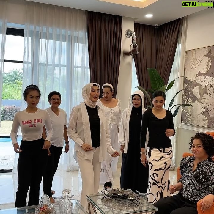 Erra Fazira Instagram - Sorang cucuk langit.. sorang cucuk tanah.. 
Bukan senang  nak jadi choreographer kami.. 🤣.
.
Hari ni tema black n white di set #rampascintaku2 .. 
Memandangkan semua gigih ikut tema.. 
kita lanje lagi B/W- MJ sato kaley! WALAUPON!!😎 😅