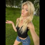 Katherine McNamara Instagram - Ran away to be a river rat… 🤍🚤🦋