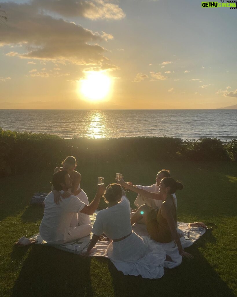 Kinsey Wolanski Instagram - Spending a week in Maui with your best friends > 

Staying at the most unreal villa @dealmakervacation