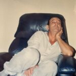 Monica Iozzi Instagram - Perdi meu pai há há 25 anos. Apesar de termos vivido pouco tempo juntos, ele está aqui comigo, sempre. Ele ajudou a forjar esta pessoinha que sou hoje. Sempre que me vejo frente a uma situação delicada, difícil, penso: o que Seu Joaquim faria? E, na maioria das vezes, dá certo. Minha mãe sempre diz que, se ainda estivesse com a gente, sentiria muito orgulho de quem eu me tornei. Prefiro acreditar que sim…

Escolhi este vídeo para postar no dia de hoje pra que a gente sempre se lembre de abraçar, beijar, demonstrar o nosso amor aqueles que amamos sempre que pudermos. 

E, papai, que bom você ter me escolhido. Nosso tempo foi curto, mas muito, muito precioso. Te amo! Pra sempre.

#diadospais