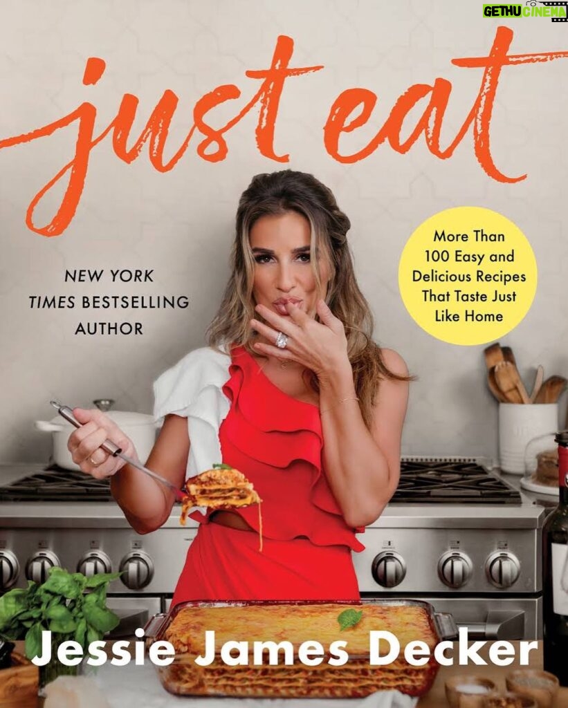 Jessie James Decker Instagram - Go grab my latest cook book “Just Eat” out now! 😋 @justfeedme 😘