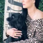 Scarlet Ortiz Instagram - Cómo no amarlos? Cómo no respetarlos y agradecerles? Mi Dollar de Jesús, mi negrito gruñón 🐾🖤 Gracias por cada gesto de amor! Te amoooo mi Negrito de mi Amor! 
Pienso que como tratamos a nuestros animales habla mucho de nuestra humanidad, educación y empatía! #dollar🐾 #amorincondicional #justlove #inconditionallove #doglover #scarletortiz