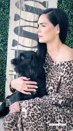 Scarlet Ortiz Instagram - Cómo no amarlos? Cómo no respetarlos y agradecerles? Mi Dollar de Jesús, mi negrito gruñón 🐾🖤 Gracias por cada gesto de amor! Te amoooo mi Negrito de mi Amor! 
Pienso que como tratamos a nuestros animales habla mucho de nuestra humanidad, educación y empatía! #dollar🐾 #amorincondicional #justlove #inconditionallove #doglover #scarletortiz