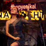 Şevval Sam Instagram - Çeşme’deki muhteşem geceyi kaçıranlar!!Bodrum’u halâ yakalama şansınız var!!!.. (sanıyorum çünkü Sold Out olmak üzere) 🤗🥳 ROCK’I SEVENLER!!! 😉 #rockıseveriz 
@hepyenikalcom @hybridcommunity #xumabeach @ceydahasirci 
Fotoğraflar @halilguzel 
Elbise @tarikedizofficial
Styling @sburcucam