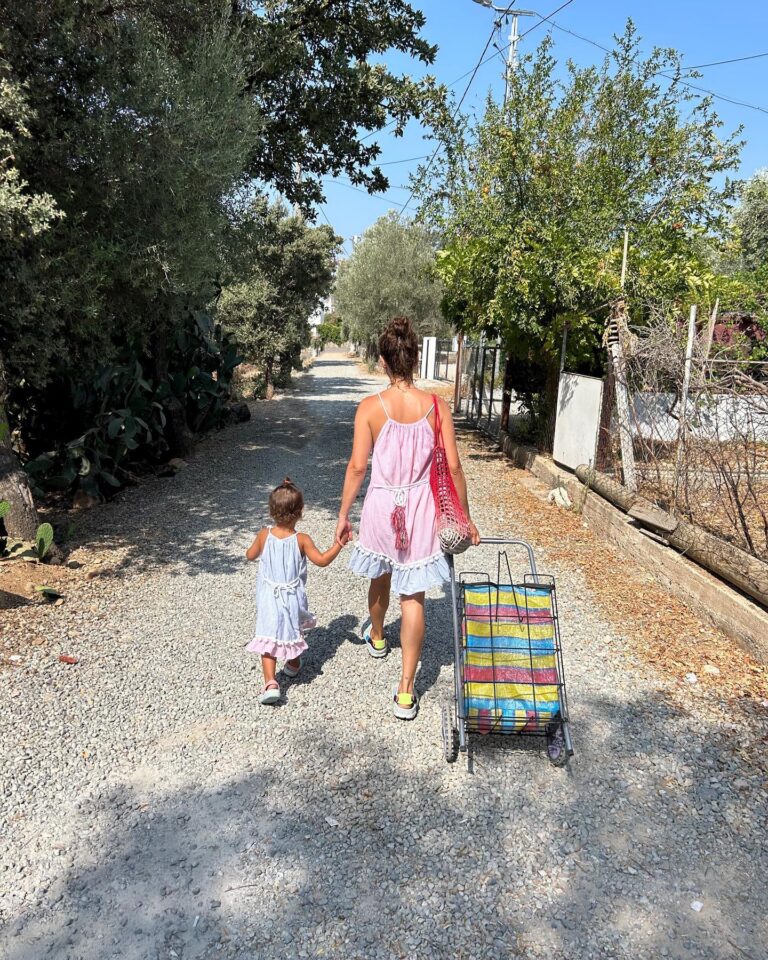 Özge Özpirinçci Instagram - Perşembe günleri semt pazarı günümüzdür. Elbiselerimiz @tanemsivar ın hediyesidir. Pazar sepetimiz son model 4*4 tür. Fotoğrafımızı çeken @burakyamanturk tür 🥰