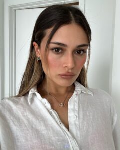 Daniela Calle Instagram - Ultimamente❤️‍🔥🪄

1. Fotos que me hizo el amor para todas mis plataformas de musica❤️ es la mejor? si lo es! 
2. DIME ~ disponible en todos lados, mi primera canción. 🥹
3. Una mas de del 1.
4. Muecas en el carro del video de DIME, hay algo que me parece muy lindo de los carros así como este 🚙
5. Pedi una almohada extra larga y llego justo en el momento de emoción por una noticia que sabrán muy pronto. 🤫
6. 🥶
7. No se que estaba haciendo. Solo se que habíamos terminado dia de grabación!
8. Dime una semana después que salió a la luz! GRACIAS 🥹
9. Selfie de ayer porque why not? 
10. Mi outfit a resaltar de la semana pasada.
