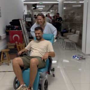 Rabia Soytürk Instagram - Başta Aslı ve Mehmet olmak üzere, Mehmete tüm yüreğiyle can veren sevgili partnerim @emre.kvlcm çok teşekkür ediyorum. Ve bizi bu yolda asla yalnız bırakmayan sevgili hocalarım @denizyuss @kocak.kubilay.asba iyi ki siz! Ve hem güldüren hem gösteren canımız görüntü yönetmenimiz @wolkyak iyi ki sen! Ve sevgili veda mektubu ekibim, arkadaşlarım bu yolda sizlerle olmak çok güzeldi. Bize bu yolda yürüme şansı veren canımız yapımcımız @guloguz_  çok sevgiler. Bizim hikayemiz bitti 🥲 hoşçakalın… @vedamektubudizi