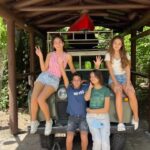 Scarlet Ortiz Instagram - Hijos felices 👉🏻 madres re felicessss 😂 🙌🏻 Agradecida por este fin de semana 🥳💜 gracias @wenmnc @blossomid_  Por si preguntan nos fuimos las mamás solas, les dimos vacaciones a los maridos 🤣 o fueron vacaciones para nosotras? 🤪 #friends #friendstime #amigos #viaje #bushgardens #fun #amistad #hijos