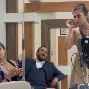 Rabia Soytürk Instagram - Başta Aslı ve Mehmet olmak üzere, Mehmete tüm yüreğiyle can veren sevgili partnerim @emre.kvlcm çok teşekkür ediyorum. Ve bizi bu yolda asla yalnız bırakmayan sevgili hocalarım @denizyuss @kocak.kubilay.asba iyi ki siz! Ve hem güldüren hem gösteren canımız görüntü yönetmenimiz @wolkyak iyi ki sen! Ve sevgili veda mektubu ekibim, arkadaşlarım bu yolda sizlerle olmak çok güzeldi. Bize bu yolda yürüme şansı veren canımız yapımcımız @guloguz_  çok sevgiler. Bizim hikayemiz bitti 🥲 hoşçakalın… @vedamektubudizi