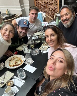 Jésica Cirio Instagram - Mi semana en 10 fotos 🫶🏻

1. Haciéndome la sexy en el espejo🪞
2. Listas para salir a pasear 🚗
3. Mi look para el evento de @janoseventos👗
4. Merienda con amigos ☕️
5. Selfie después de entrenar 💪🏻
6. Visitando @macn.oficial con Chloe 🦕
7. Conociendo a Solei 👶🏻
8. Gran compañero de conducción @polloalvarez 🎤
9. Muero de amor 🥰
10. Hay equipo @polloalvarez @gastialmada @federicoalmadaokk 🙌🏻