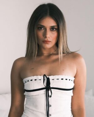 Daniela Calle Instagram - Ultimamente❤️‍🔥🪄

1. Fotos que me hizo el amor para todas mis plataformas de musica❤️ es la mejor? si lo es! 
2. DIME ~ disponible en todos lados, mi primera canción. 🥹
3. Una mas de del 1.
4. Muecas en el carro del video de DIME, hay algo que me parece muy lindo de los carros así como este 🚙
5. Pedi una almohada extra larga y llego justo en el momento de emoción por una noticia que sabrán muy pronto. 🤫
6. 🥶
7. No se que estaba haciendo. Solo se que habíamos terminado dia de grabación!
8. Dime una semana después que salió a la luz! GRACIAS 🥹
9. Selfie de ayer porque why not? 
10. Mi outfit a resaltar de la semana pasada.