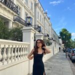 Anna Cathcart Instagram - just a girl, standing in front of an apartment, asking it to be hers