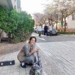 Han Hyo-joo Instagram - 봉석이 엄마
최연소 수석 안기부 요원 이미현
김두식씨
엄마 옷 입은 봉석이
퇴근길
인천 앞바다의 반댓말은 인천엄마다 
그 해 벚꽃 🌸

#MOVING