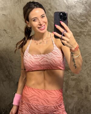 Jésica Cirio Instagram - Mi semana en 10 fotos 🫶🏻

1. Haciéndome la sexy en el espejo🪞
2. Listas para salir a pasear 🚗
3. Mi look para el evento de @janoseventos👗
4. Merienda con amigos ☕️
5. Selfie después de entrenar 💪🏻
6. Visitando @macn.oficial con Chloe 🦕
7. Conociendo a Solei 👶🏻
8. Gran compañero de conducción @polloalvarez 🎤
9. Muero de amor 🥰
10. Hay equipo @polloalvarez @gastialmada @federicoalmadaokk 🙌🏻