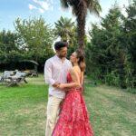 Rabia Soytürk Instagram - Başta Aslı ve Mehmet olmak üzere, Mehmete tüm yüreğiyle can veren sevgili partnerim @emre.kvlcm çok teşekkür ediyorum. Ve bizi bu yolda asla yalnız bırakmayan sevgili hocalarım @denizyuss @kocak.kubilay.asba iyi ki siz! Ve hem güldüren hem gösteren canımız görüntü yönetmenimiz @wolkyak iyi ki sen! Ve sevgili veda mektubu ekibim, arkadaşlarım bu yolda sizlerle olmak çok güzeldi. Bize bu yolda yürüme şansı veren canımız yapımcımız @guloguz_  çok sevgiler. Bizim hikayemiz bitti 🥲 hoşçakalın… @vedamektubudizi