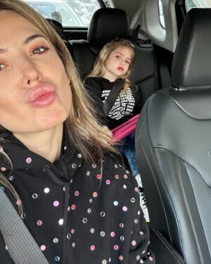 Jésica Cirio Instagram - Mi semana en 10 fotos 🫶🏻

1. Haciéndome la sexy en el espejo🪞
2. Listas para salir a pasear 🚗
3. Mi look para el evento de @janoseventos👗
4. Merienda con amigos ☕️
5. Selfie después de entrenar 💪🏻
6. Visitando @macn.oficial con Chloe 🦕
7. Conociendo a Solei 👶🏻
8. Gran compañero de conducción @polloalvarez 🎤
9. Muero de amor 🥰
10. Hay equipo @polloalvarez @gastialmada @federicoalmadaokk 🙌🏻