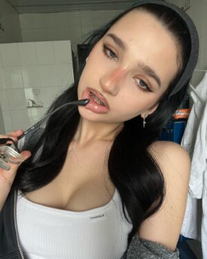 Liza Anokhina Instagram - Вика Амораева