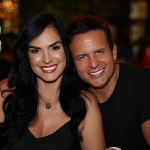 Scarlet Ortiz Instagram - El y Yo … ❤️ Es una vida hermosa y más si estás a mi lado @yulburkle te amo precioso ❤️ Ya les dijeron a sus parejas que l@s aman??? Para luego es tarde así que pilas y a dar amor y a dejarse amar! Bendiciones 🙌🏻😘 #losbürkleortiz #elyyo #amordelbueno #pareja #enlasbuenasyenlasmalas #yulburkle #scarletortiz