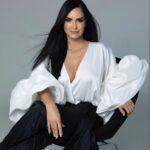Scarlet Ortiz Instagram - Scarlet Ortiz @ortizscarlet reina de los protagónicos

Les dejamos las fotografías del increíble reportaje de nuestra portada en la segunda edición ✨️ 

Photos by: @josematafotografia junto a @bysamcourt 
Dressed by: @byefrainmogollon 

Léenos y sé parte de lo icónico 🖤

#CLXICONS #onthecover #Magazine