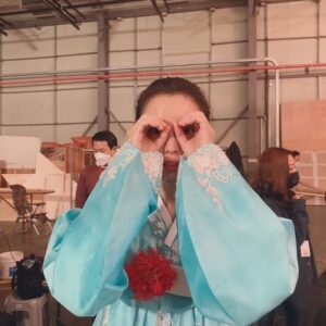 Han Hyo-joo Instagram - 봉석이 엄마
최연소 수석 안기부 요원 이미현
김두식씨
엄마 옷 입은 봉석이
퇴근길
인천 앞바다의 반댓말은 인천엄마다 
그 해 벚꽃 🌸

#MOVING