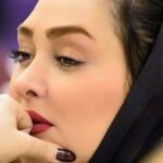 Elham Hamidi Instagram - بیم و امید !
مشکلات اقتصادی،فساد و بیکاری این‌ها دقیقاً همان چیز‌هایی ست که نفس مردم را می‌گیرد.
بیکاری به همه جا سرایت کرده و مثل همیشه هنر و فرهنگ هم از این قافله عقب نمانده.شاید پندار خیلی‌ها چنین باشد که هنرمندان وضع خوبی دارند اما این پندار حتی ظاهر قضیه هم نیست! هنرمندان بیش از گذشته بیکار هستند،مسائل فرهنگی و هنری دیگر در اولویت نیست و هیچ کس امنیت شغلی ندارد و همه نگران آینده خود و وضع هنری جامعه هستند.اما  چاره کار هرچه باشد،امید،اولین و آخرین سلاح ماست. 
با وضع موجود،همه باید نگران آینده باشیم،آینده‌ای که خود در چگونگی آن سهیم هستیم.
همه باید تلاش کنیم و در هرجایی که هستیم،از خودمان شروع کنیم.شاید همین تلاش اندک ما باعث شد،چراغ خانه‌ای روشن شود یا حتی آبی به رودی باز گردد.
#الهام حمیدی #مشکلات_اقتصادی #بیکاری #فساد #مسائل فرهنگی و هنری#هنرمندان_ایرانی #هنرمندان_زن