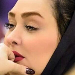 Elham Hamidi Instagram - بیم و امید !
مشکلات اقتصادی،فساد و بیکاری این‌ها دقیقاً همان چیز‌هایی ست که نفس مردم را می‌گیرد.
بیکاری به همه جا سرایت کرده و مثل همیشه هنر و فرهنگ هم از این قافله عقب نمانده.شاید پندار خیلی‌ها چنین باشد که هنرمندان وضع خوبی دارند اما این پندار حتی ظاهر قضیه هم نیست! هنرمندان بیش از گذشته بیکار هستند،مسائل فرهنگی و هنری دیگر در اولویت نیست و هیچ کس امنیت شغلی ندارد و همه نگران آینده خود و وضع هنری جامعه هستند.اما  چاره کار هرچه باشد،امید،اولین و آخرین سلاح ماست. 
با وضع موجود،همه باید نگران آینده باشیم،آینده‌ای که خود در چگونگی آن سهیم هستیم.
همه باید تلاش کنیم و در هرجایی که هستیم،از خودمان شروع کنیم.شاید همین تلاش اندک ما باعث شد،چراغ خانه‌ای روشن شود یا حتی آبی به رودی باز گردد.
#الهام حمیدی #مشکلات_اقتصادی #بیکاری #فساد #مسائل فرهنگی و هنری#هنرمندان_ایرانی #هنرمندان_زن