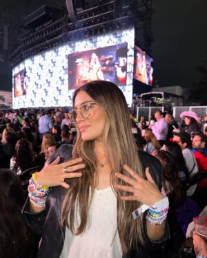 Daniela Calle Instagram - Los que me conocen saben lo que me soñaba con ir a ver a Taylor Swift 

Los que me he encontrado estos meses saben que sólo hablaba de la noche de anoche. 

Y los que se han montado en un carro conmigo saben que Eras Tour era mi playlist designada. 

❤️‍🔥🥹✨