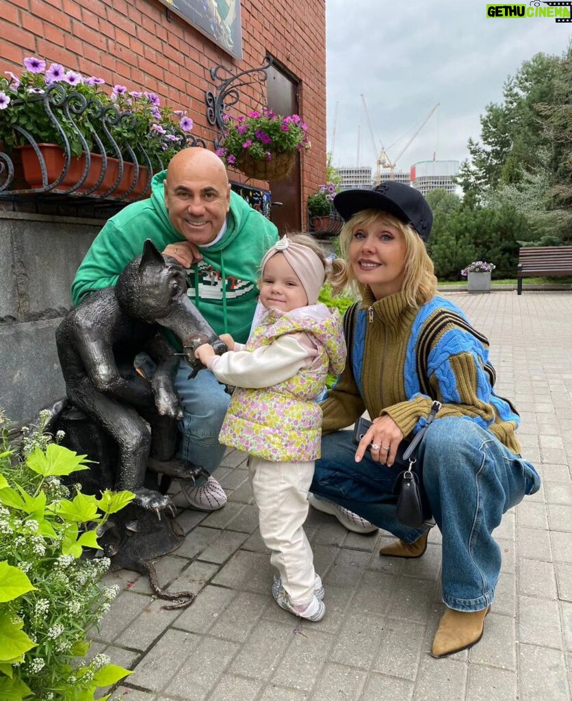 Valeriya Instagram - Последний раз я была в зоопарке, когда свои детки были маленькие. Вот теперь с Селинкой пришли. ♥️♥️♥️🐼🐼🐼🦒🦒🦒 @prigozhin_iosif @celine.shulgina #московскийзоопарк