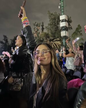 Daniela Calle Instagram - Los que me conocen saben lo que me soñaba con ir a ver a Taylor Swift 

Los que me he encontrado estos meses saben que sólo hablaba de la noche de anoche. 

Y los que se han montado en un carro conmigo saben que Eras Tour era mi playlist designada. 

❤️‍🔥🥹✨