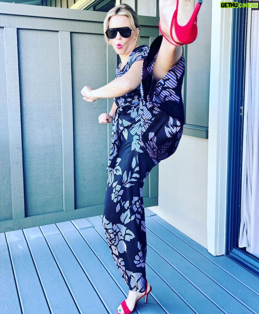 Elizabeth Banks Instagram - Kicking it into this long weekend let’s go last days of summer