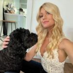 Katherine McNamara Instagram - ☀️🐶♥️ #dogdaysofsummer

@charlie.nalton