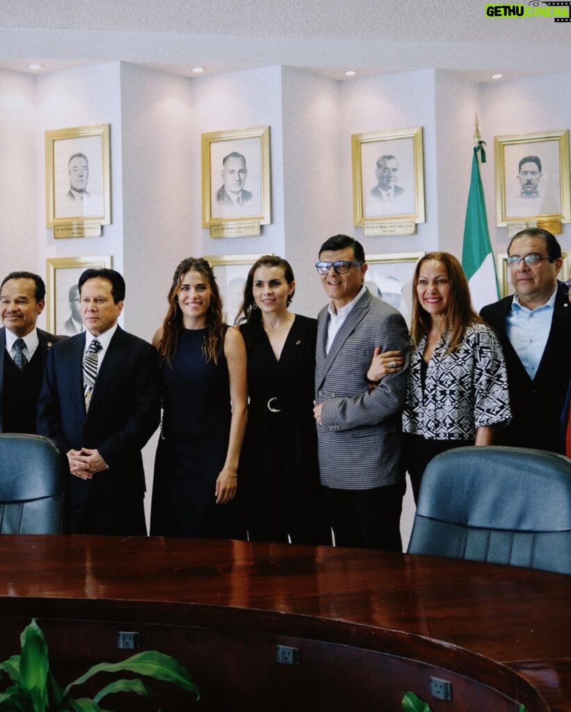 Karla Souza Instagram - Gracias por este reconocimiento CODEME y La Fundación de Azul Almazán. Es un honor para mi recibir este reconocimiento junto a tantos deportistas mexicanos. Son para mí una gran inspiración.
¡Sigamos impulsando el deporte mexicano! 

De nuevo muchas felicidades @randalwillars @diegoballezaoficial por su medalla de bronce en la Super Final de plataforma de 10 metros del Mundial de Clavados de Berlín.