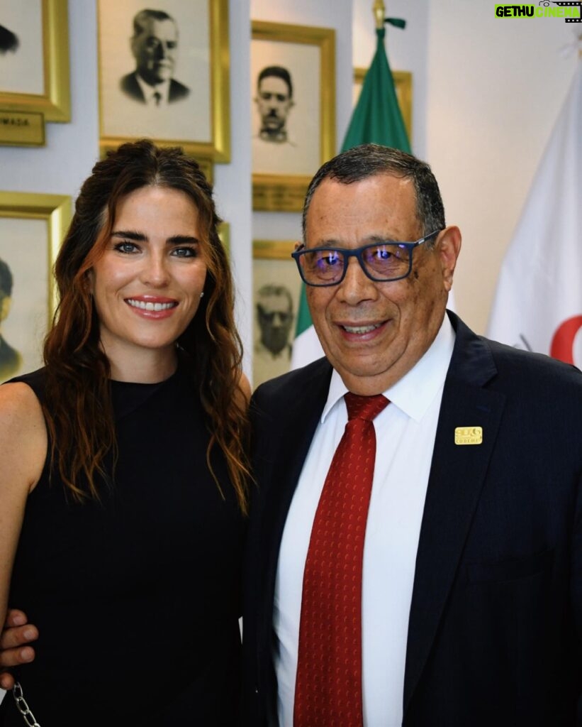 Karla Souza Instagram - Gracias por este reconocimiento CODEME y La Fundación de Azul Almazán. Es un honor para mi recibir este reconocimiento junto a tantos deportistas mexicanos. Son para mí una gran inspiración.
¡Sigamos impulsando el deporte mexicano! 

De nuevo muchas felicidades @randalwillars @diegoballezaoficial por su medalla de bronce en la Super Final de plataforma de 10 metros del Mundial de Clavados de Berlín.