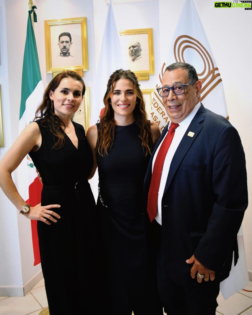 Karla Souza Instagram - Gracias por este reconocimiento CODEME y La Fundación de Azul Almazán. Es un honor para mi recibir este reconocimiento junto a tantos deportistas mexicanos. Son para mí una gran inspiración.
¡Sigamos impulsando el deporte mexicano! 

De nuevo muchas felicidades @randalwillars @diegoballezaoficial por su medalla de bronce en la Super Final de plataforma de 10 metros del Mundial de Clavados de Berlín.