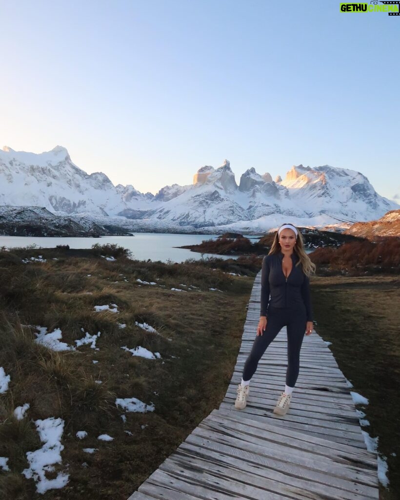 Kinsey Wolanski Instagram - Let’s explore the ends of the earth 🌍❤ 

#travel #patagonia #chile #hiking #adventure