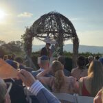 Sheryl Rubio Instagram - Recap de este fin de semana:
1 foto que tomó luky en la boda que fuimos 
2 foto de la espalda del vestido 🫣 porque me sentía la más 
3 selfie de los dos porque nos daba pena pedirle a alguien que nos tomara una foto 
4 fuimos a un parque de arte y lo caminamos entero 
5 foto en la naturaleza porque ya en un par de meses esto estará seco :( ❄️ 
6 Luke intentando impresionarme con sus habilidades de video 🥹
7 selfie otra vez porque que pena molestar a la gente 🫣
8 fuimos a hacer hiking con Greti 
9 Greti y mi luky lukyyy
10 los novios más lindos 🫶🏻
