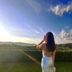 Sheryl Rubio Instagram - Recap de este fin de semana:
1 foto que tomó luky en la boda que fuimos 
2 foto de la espalda del vestido 🫣 porque me sentía la más 
3 selfie de los dos porque nos daba pena pedirle a alguien que nos tomara una foto 
4 fuimos a un parque de arte y lo caminamos entero 
5 foto en la naturaleza porque ya en un par de meses esto estará seco :( ❄️ 
6 Luke intentando impresionarme con sus habilidades de video 🥹
7 selfie otra vez porque que pena molestar a la gente 🫣
8 fuimos a hacer hiking con Greti 
9 Greti y mi luky lukyyy
10 los novios más lindos 🫶🏻